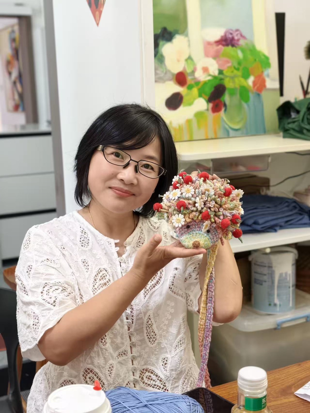 织女手捧钩织花束