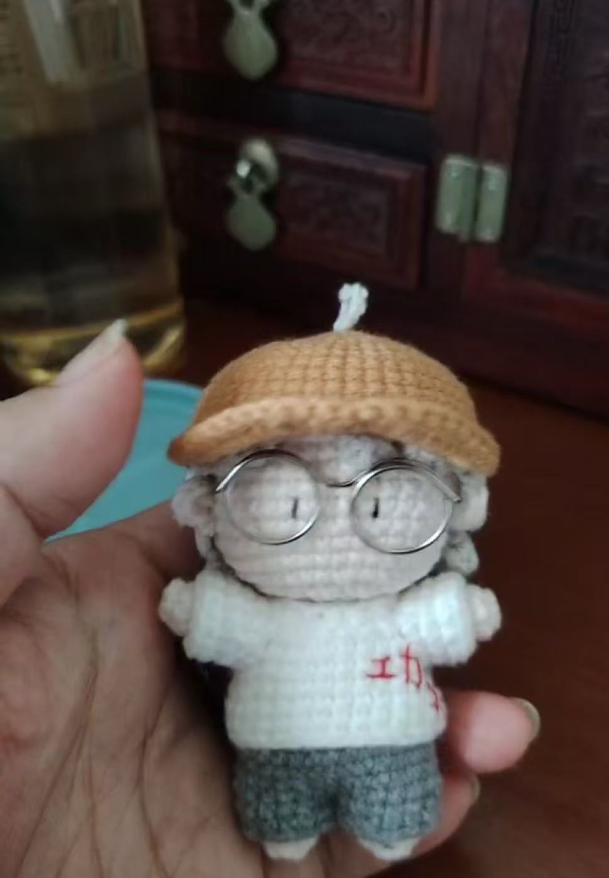 戴渔夫帽的小人偶